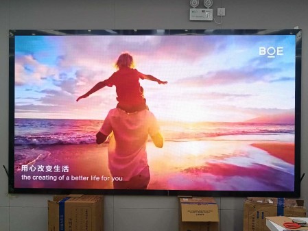 十堰荊門華銘廣場p1.53指導安裝完畢   尺寸：3.2m*1.76m；分辨率：2080*1144