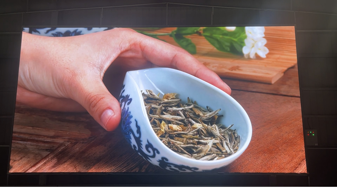 孝感通山縣培訓(xùn)學(xué)校室內(nèi)全彩P2.5安裝完畢   尺寸:8.96X4.64   像素點:3584X1856