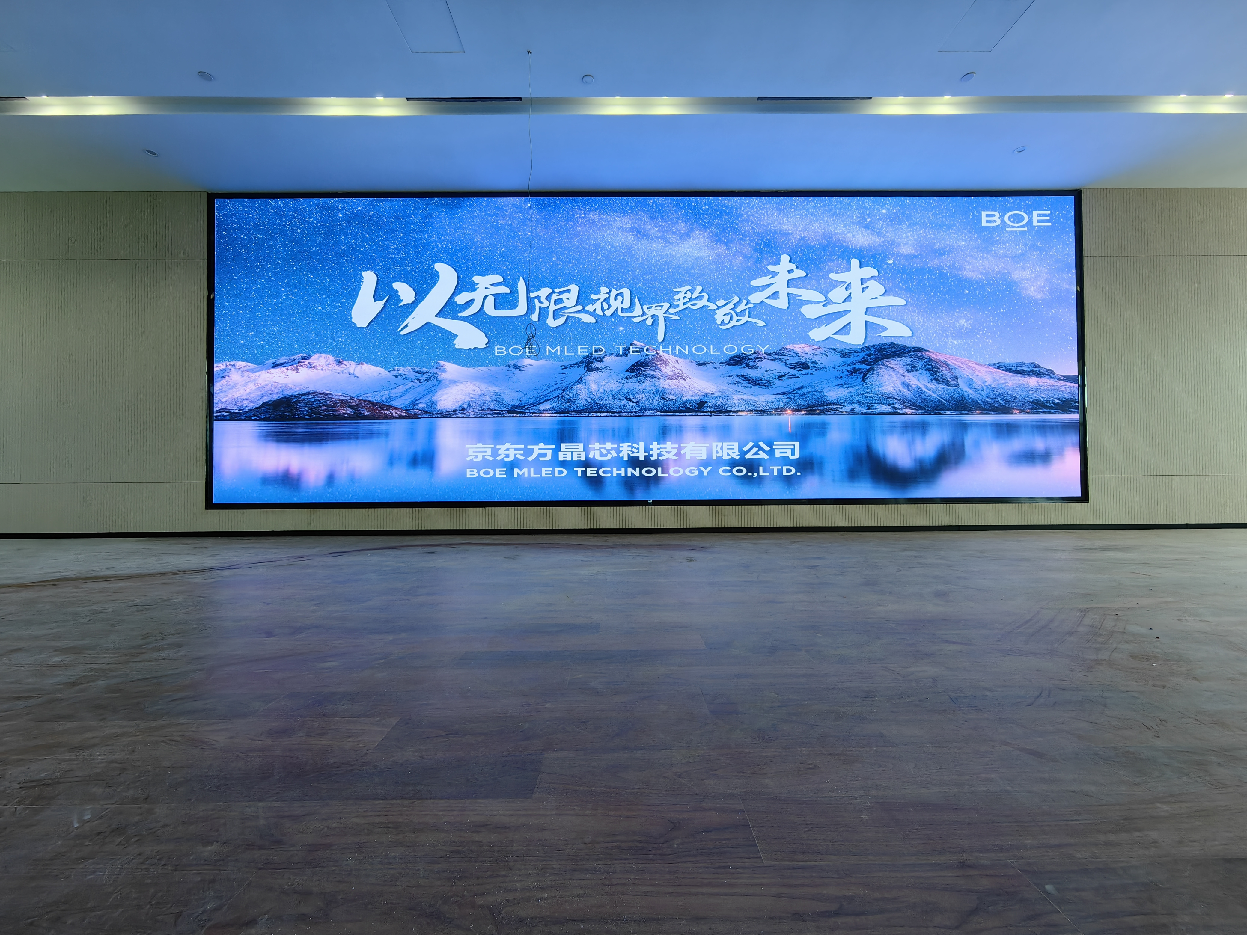 荊州某產(chǎn)業(yè)園p2.5全彩安裝調(diào)試完畢    尺寸：9.6×3.36； 像素點：3840×1344